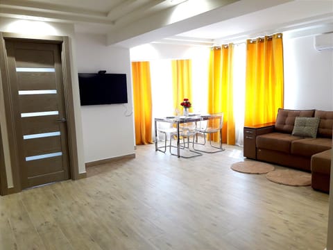 TV and multimedia, Living room, Seating area, Dining area
