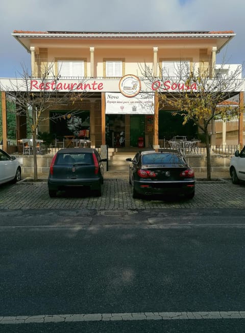 Property building, Restaurant/places to eat, Facade/entrance, Parking