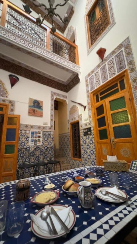 Food and drinks, Seating area, Dining area