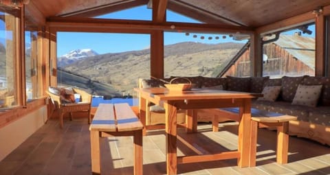 Lounge or bar, Mountain view