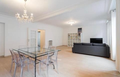 BIG WHITE Apartment in Nice