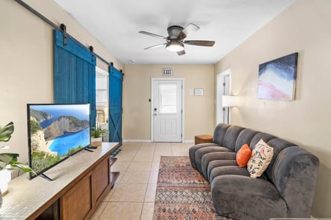 The Peachy Pearl, Private Uptown Apartment, Dog Friendly Apartment in Saint Augustine