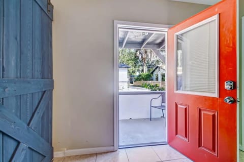 The Peachy Pearl, Private Uptown Apartment, Dog Friendly Apartment in Saint Augustine