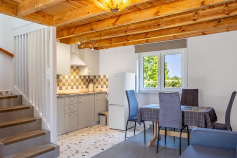 Kitchen or kitchenette, Living room, Seating area, Dining area