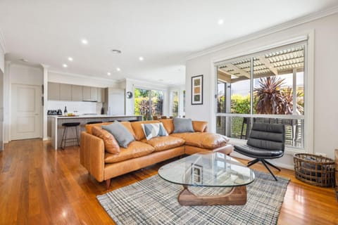 Kitchen or kitchenette, Living room, Seating area