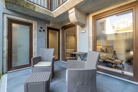 Property building, Off site, Garden, Balcony/Terrace, Living room, Decorative detail, Seating area, Dining area, Garden view, Breakfast