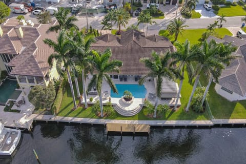 Property building, Day, Garden, Pool view, Swimming pool