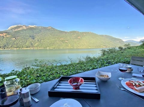 Dining area, Lake view