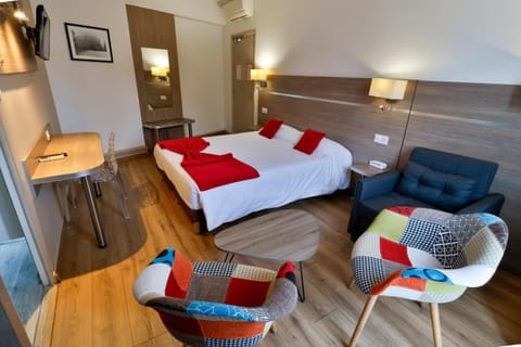 Bed, TV and multimedia, Living room, Photo of the whole room, Seating area, Bedroom