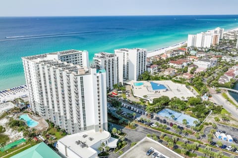 Property building, Nearby landmark, Day, Neighbourhood, Natural landscape, Bird's eye view, Beach, City view, Pool view, Sea view, Street view, Swimming pool, Location