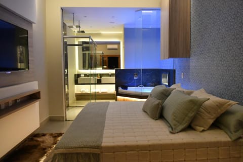 Shower, Bed, Hot Tub, TV and multimedia, microwave, air conditioner
