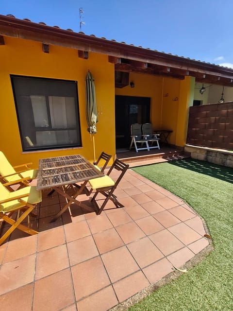 Property building, Garden, Balcony/Terrace