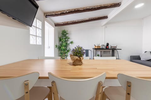 Coffee/tea facilities, Living room, Seating area, Dining area