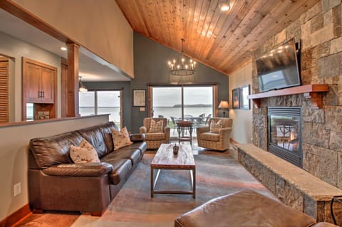 Pelican Lake Retreat with Fire Pit, Dock and Grill! House in Breezy Point