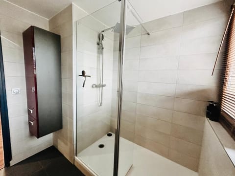 LE CARDINAL, appartement avec parking privé, gare, centre ville, Apartment in Annecy