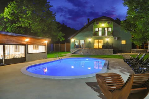 Property building, Garden view, Pool view, Swimming pool, sunbed