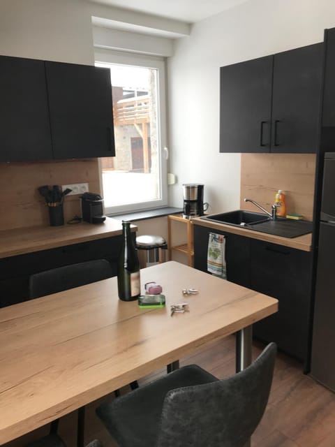 Kitchen or kitchenette, Dining area