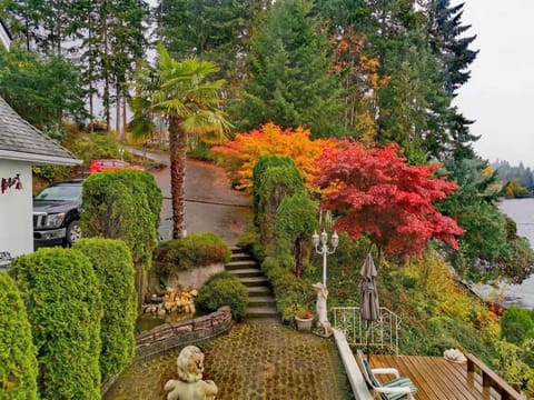 Walkon Waterfront Castle Cove Inn Bed and Breakfast in Chemainus