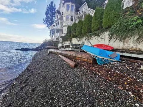 Walkon Waterfront Castle Cove Inn Bed and Breakfast in Chemainus