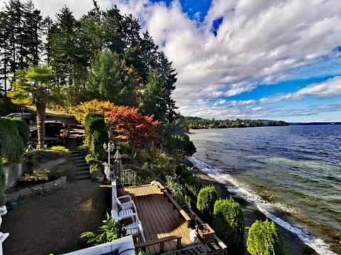 Walkon Waterfront Castle Cove Inn Bed and Breakfast in Chemainus