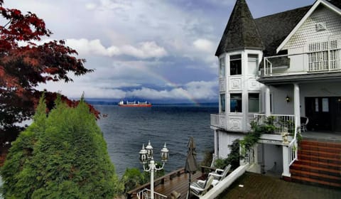Walkon Waterfront Castle Cove Inn Bed and Breakfast in Chemainus