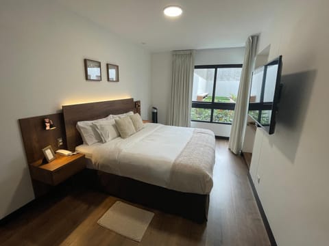 Bed, TV and multimedia, Photo of the whole room, Decorative detail, Bedroom, Garden view, internet, towels, wardrobe