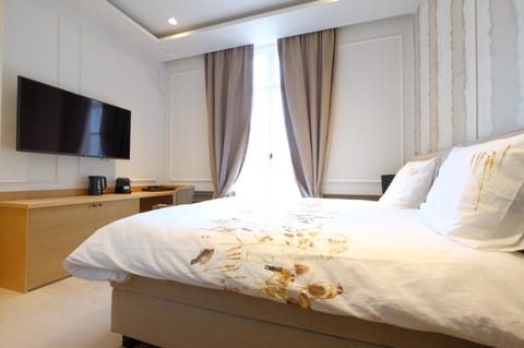 Bed, TV and multimedia, Photo of the whole room, Bedroom