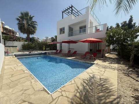 Property building, Patio, Day, Pool view, Swimming pool, sunbed