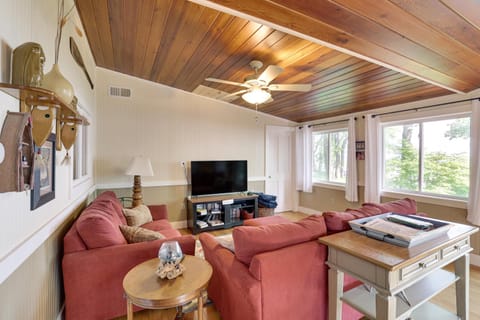 Cozy Lake Champlain Cottage with Private Beach! House in Alburg