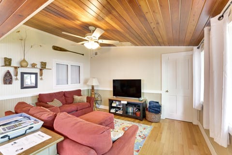 Cozy Lake Champlain Cottage with Private Beach! House in Alburg