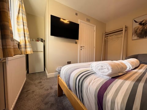 Bed, TV and multimedia, Photo of the whole room, towels