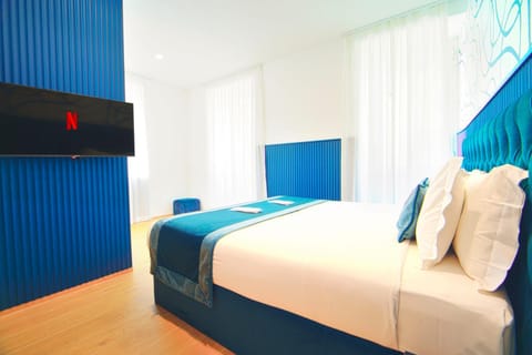 Bed, TV and multimedia, Photo of the whole room, Bedroom