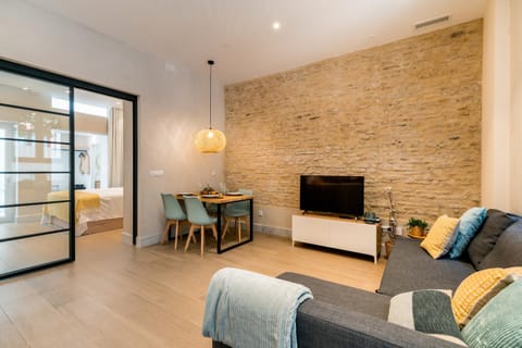 TV and multimedia, Living room, Seating area, Dining area, air conditioner