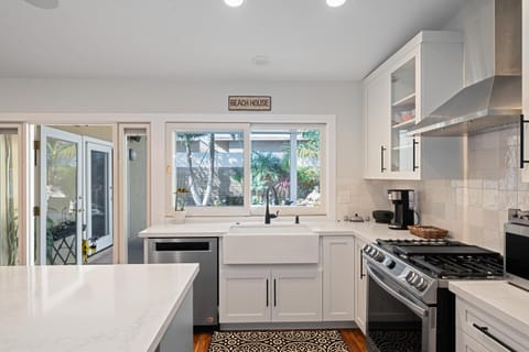 Single story remodeled home w AC great backyard quit location near beach w bikes House in Huntington Beach