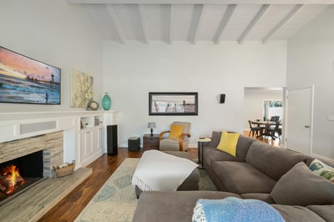 Single story remodeled home w AC great backyard quit location near beach w bikes House in Huntington Beach