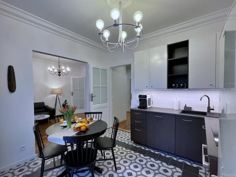 Kitchen or kitchenette, Dining area