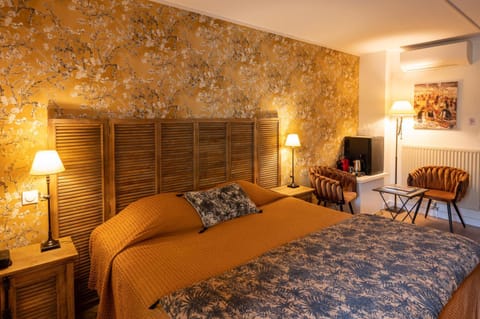 Bed, Photo of the whole room, Seating area, Bedroom, hair dresser