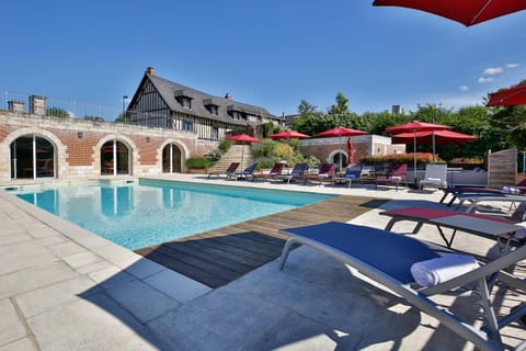 Property building, Day, Pool view, Swimming pool, sunbed