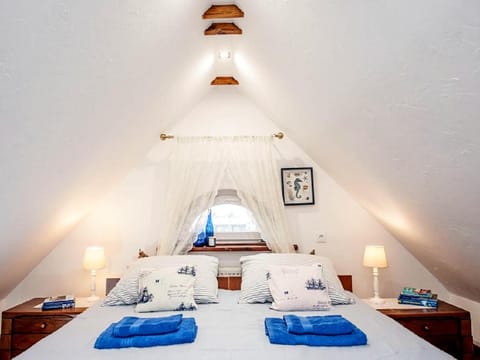 Bed, Photo of the whole room, Seating area, Bedroom, towels