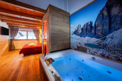 Hot Tub, Sauna, Bedroom