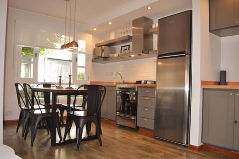 Kitchen or kitchenette, Dining area, minibar, pet friendly, stove