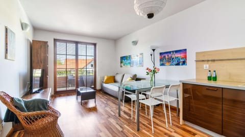 TV and multimedia, Kitchen or kitchenette, Living room, Seating area, Dining area