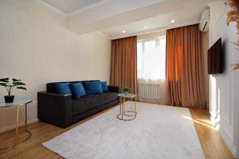 TV and multimedia, Living room, Seating area, City view
