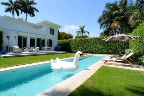 Property building, Patio, Day, Garden, Garden view, Pool view, Swimming pool, sunbed
