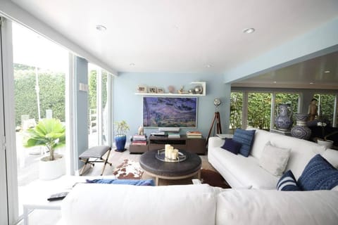 TV and multimedia, Living room, Seating area, Evening entertainment, Garden view
