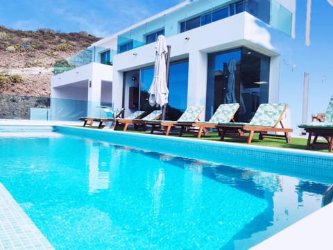 Property building, Day, Pool view, Swimming pool, Swimming pool, sunbed
