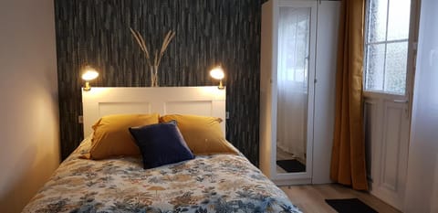 Bed, Photo of the whole room, wardrobe