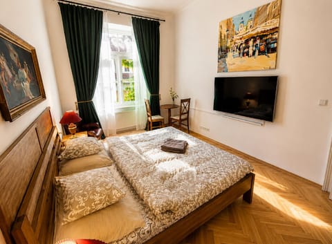Bed, Day, TV and multimedia, Photo of the whole room, Seating area, Bedroom, Time of day, towels, wardrobe