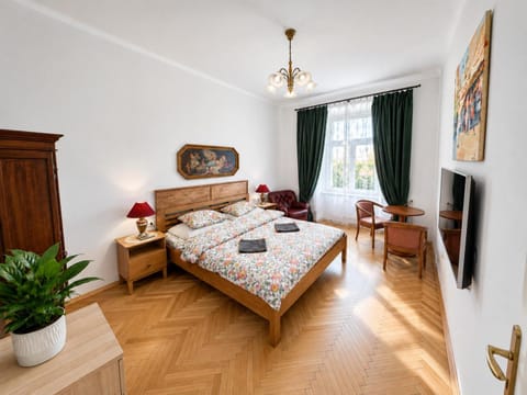 Bed, TV and multimedia, Photo of the whole room, Seating area, Bedroom
