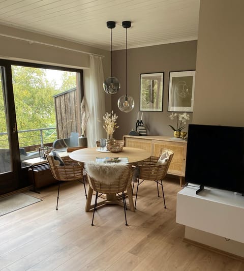 Communal lounge/ TV room, TV and multimedia, Living room, Seating area, Dining area